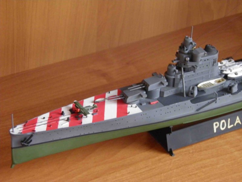 The Italian Heavy Cruiser Pola profile Morskie нет. 109 Sławomir Brzeziński