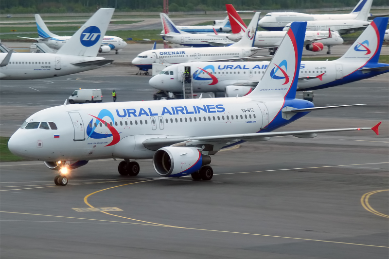 Самолет авиакомпании Урал Эйрлайнс