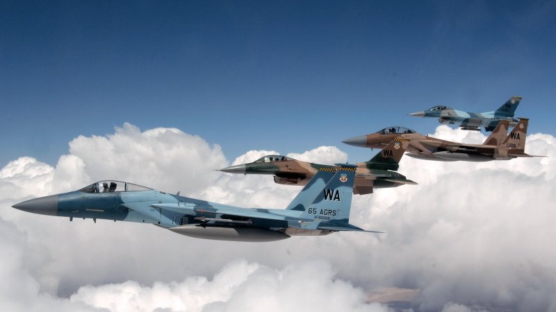 F16 истребитель
