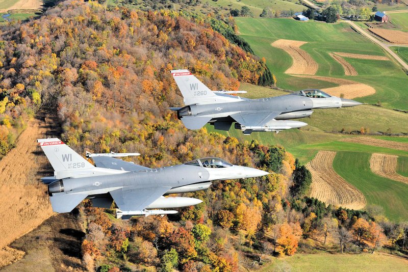F-16 самолет