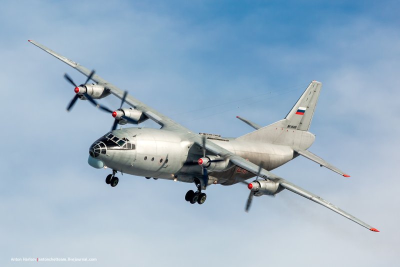 АН-12 транспортный самолёт