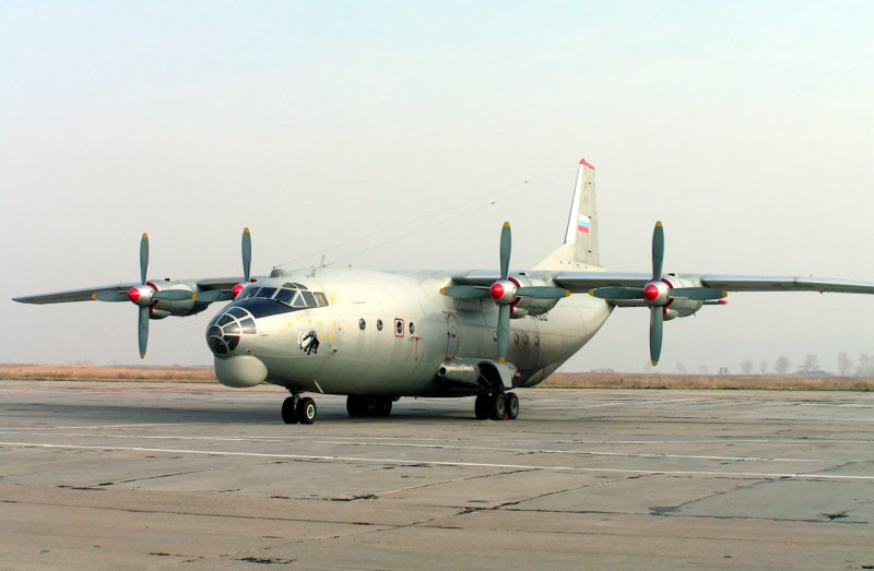 Грузовой военный самолет АН 12