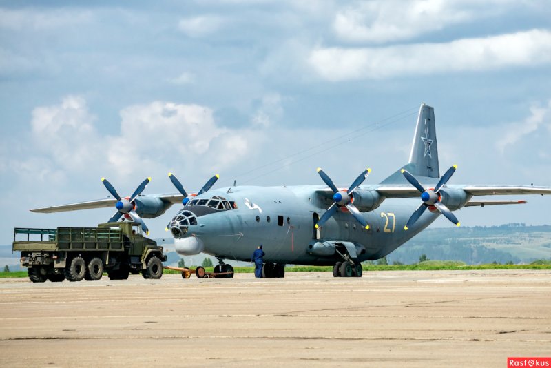Транспортный турбовинтовой самолет АН-12
