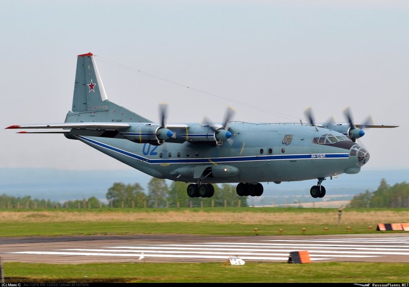АН 12 грузовой самолет