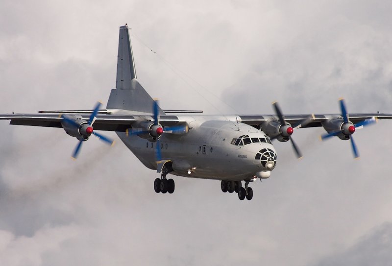 АН-12 военно-транспортный самолёт