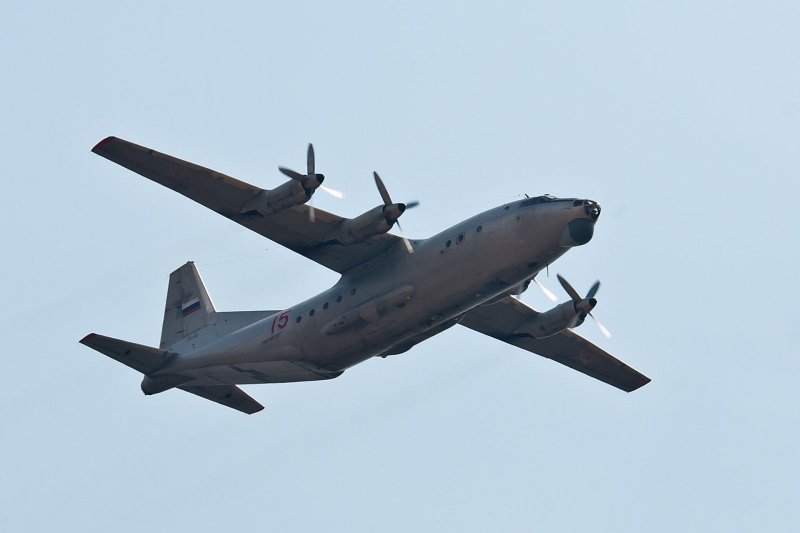 АН-12 военно-транспортный самолёт