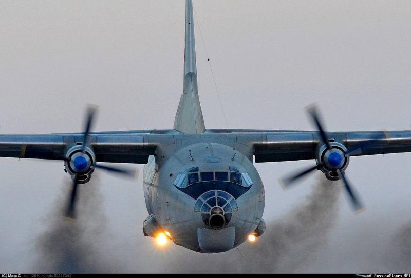 АН 12 грузовой самолет