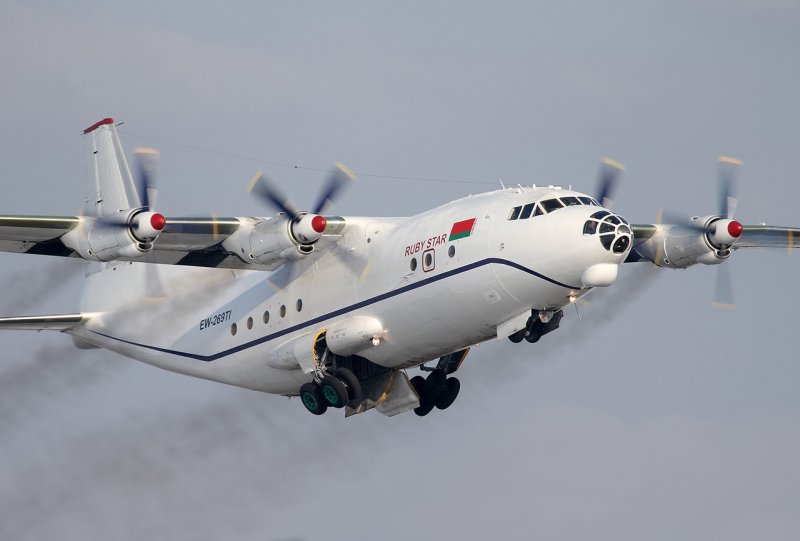 Транспортный турбовинтовой самолет АН-12