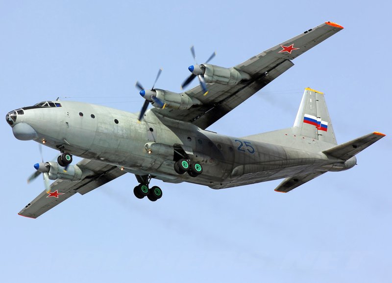 АН-12 военно-транспортный самолёт