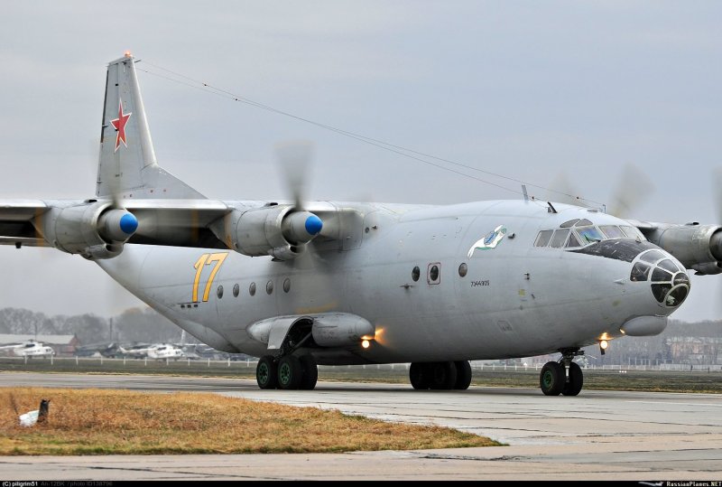 АН 12 грузовой самолет