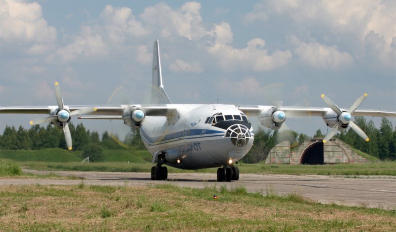 АН-12 военно-транспортный самолёт СССР