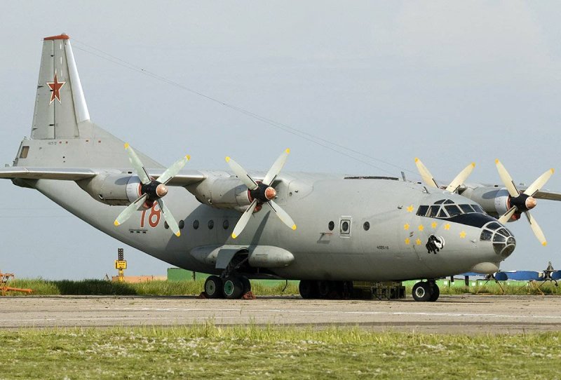 Военный транспортный самолет АН-12
