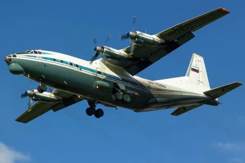 АН 12 грузовой самолет