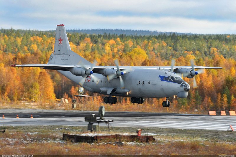 Военный самолет АН 12
