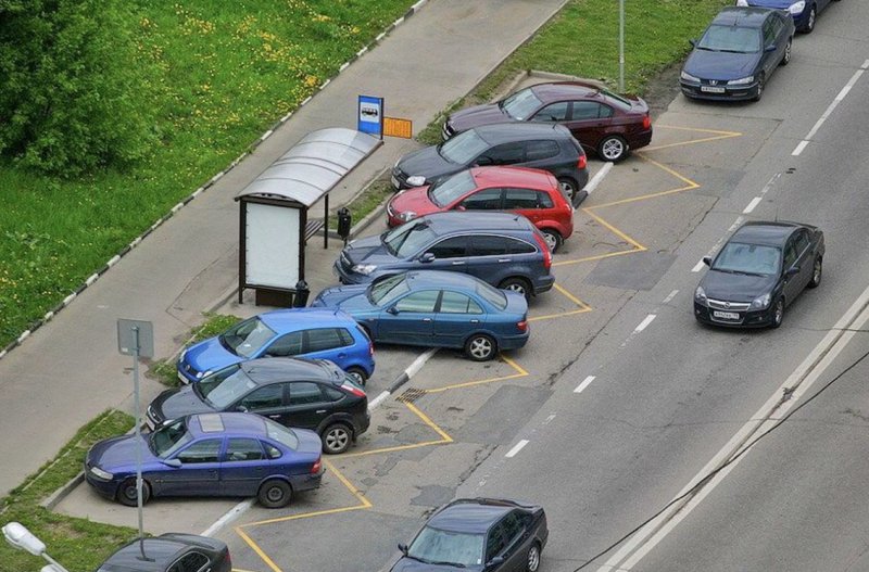 Припаркованные автомобили на остановках