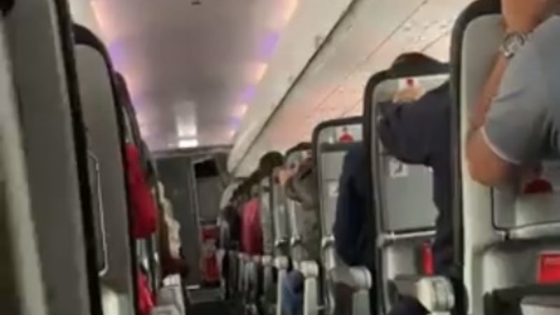 Аварийная посадка самолета стюардесс