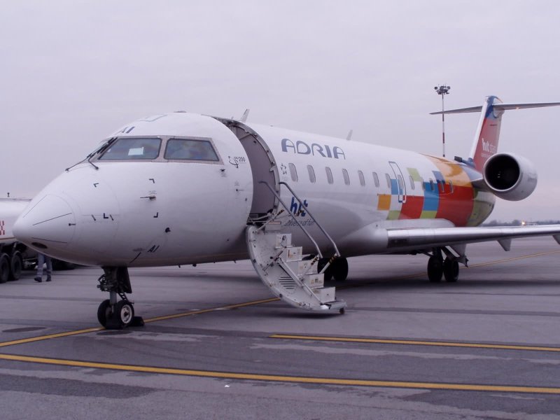 Самолет Mitsubishi CRJ 200