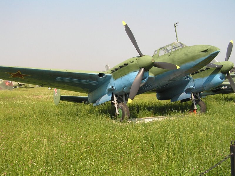 Пе-2 бомбардировщик