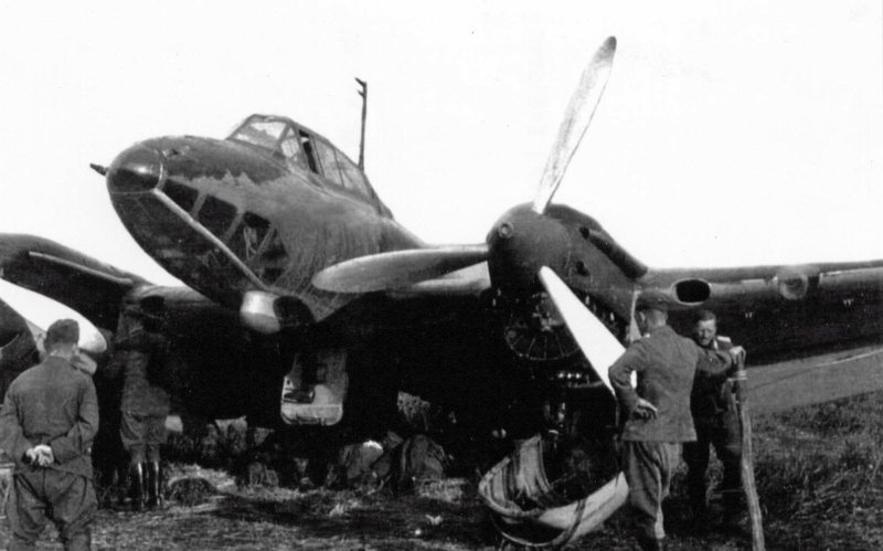 Советский пикирующий бомбардировщик пе-2