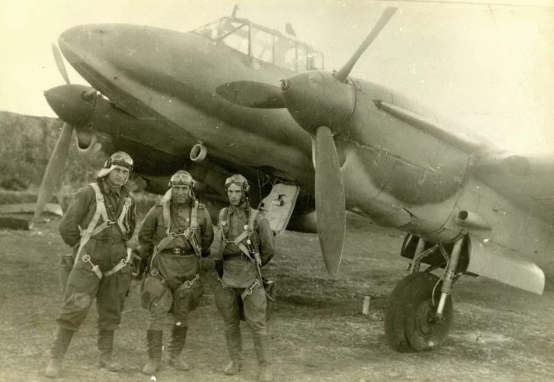 Пикирующий бомбардировщик пе-2