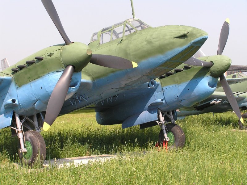 Пикирующий бомбардировщик пе-2