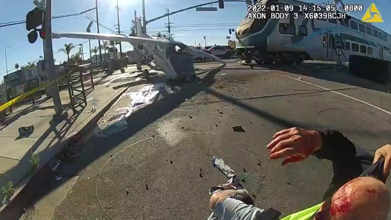 Самолёт врезался в поезл