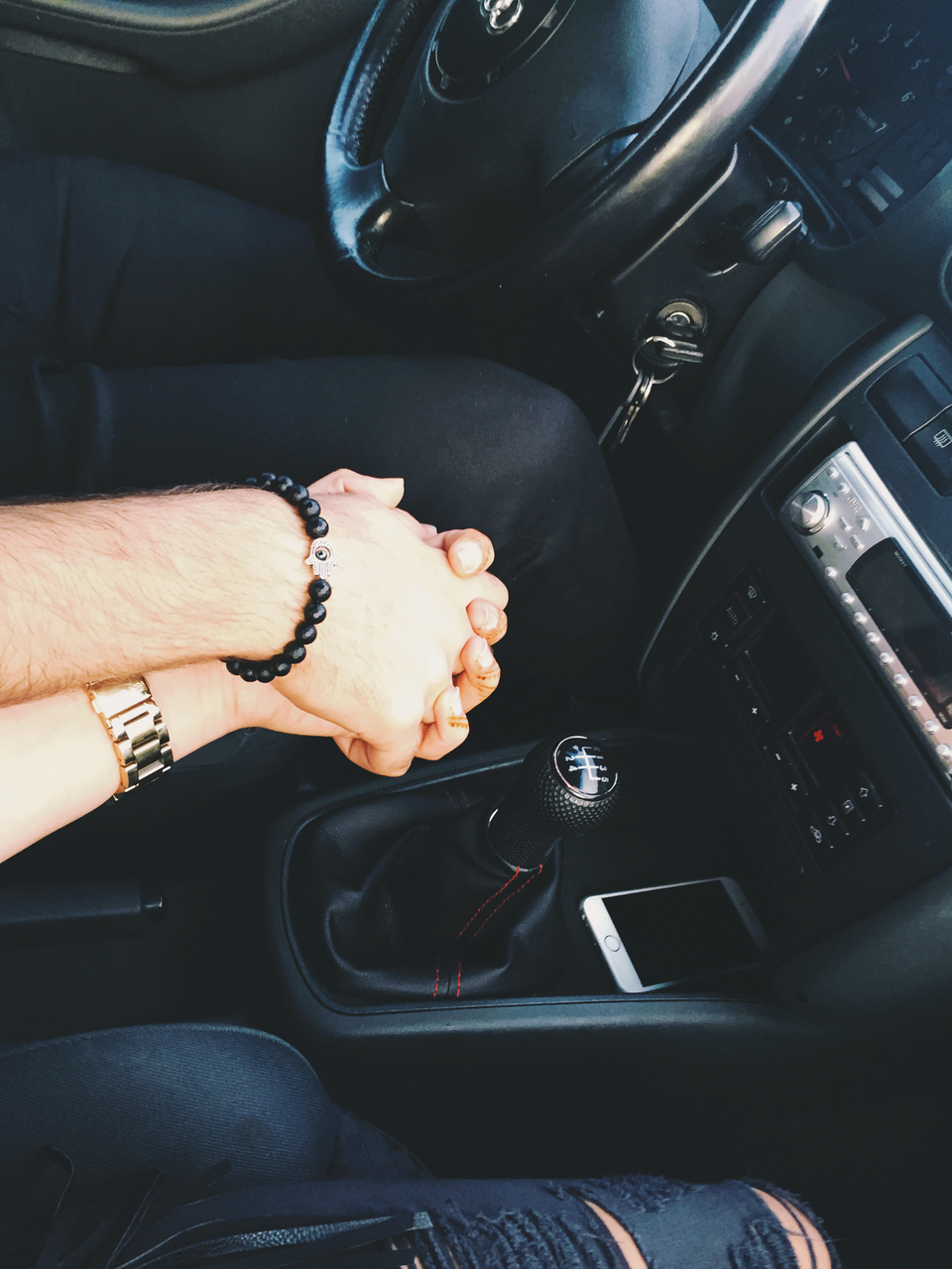 Фото рука в руке мужчина и женщина в машине