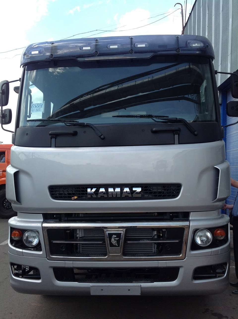 КАМАЗ 5490 черный
