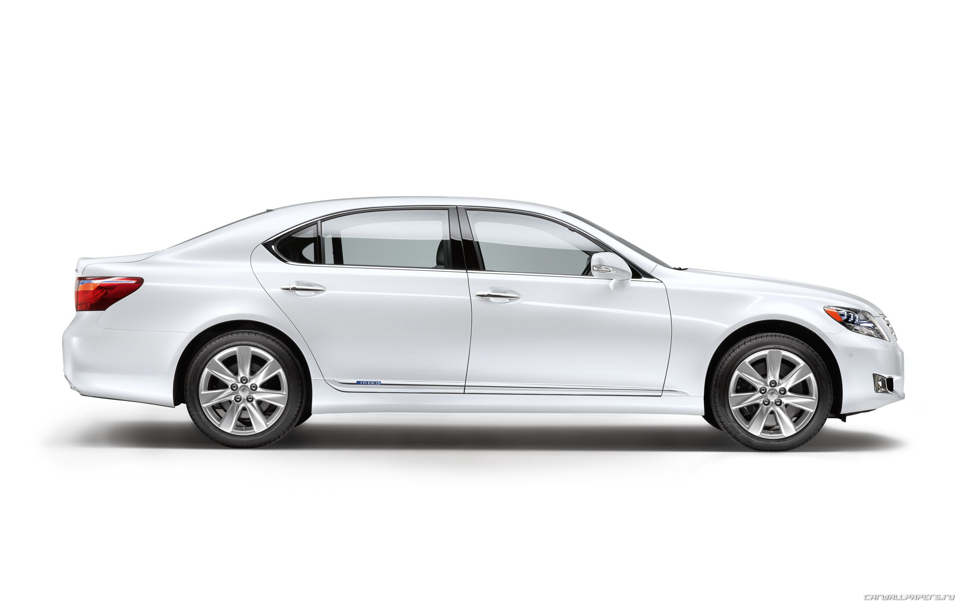 Lexus LS 600h белый