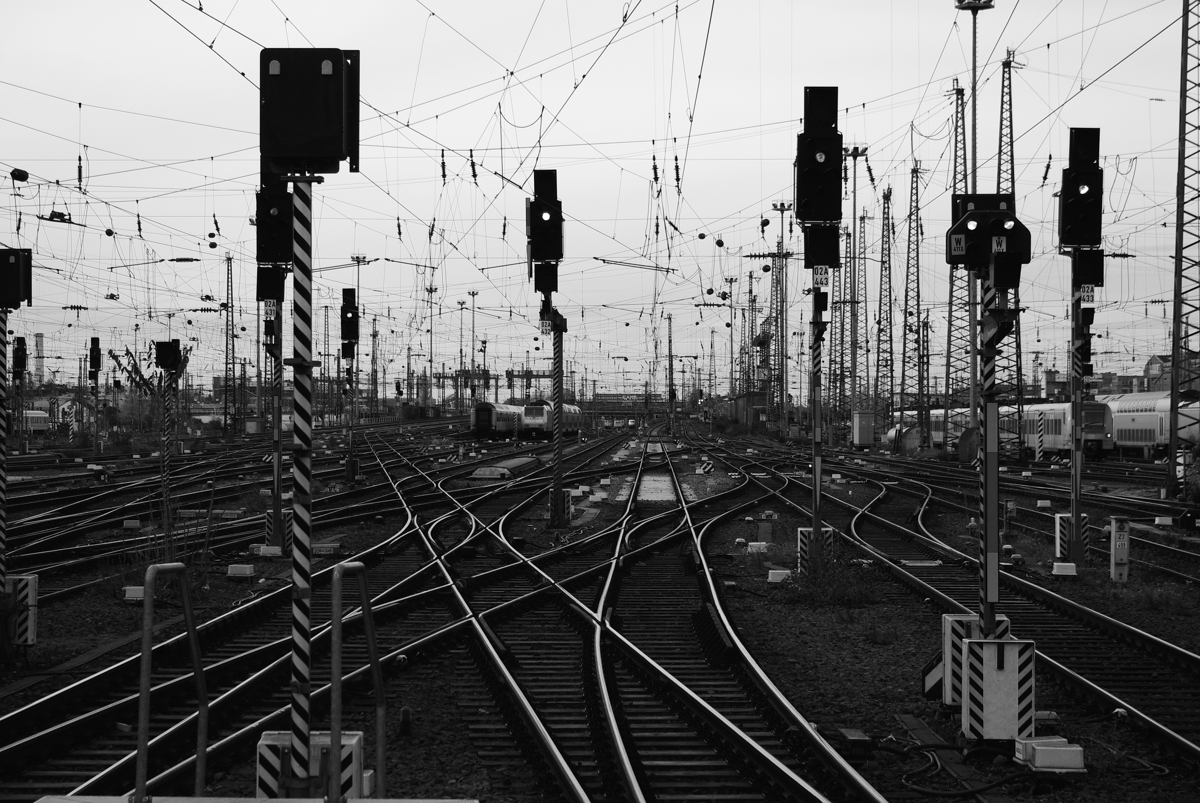 Включи станцию черную. Железная дорога черно белая. Железнодорожные станции для чб. Чёрно-белая фотография. Черный поезд.