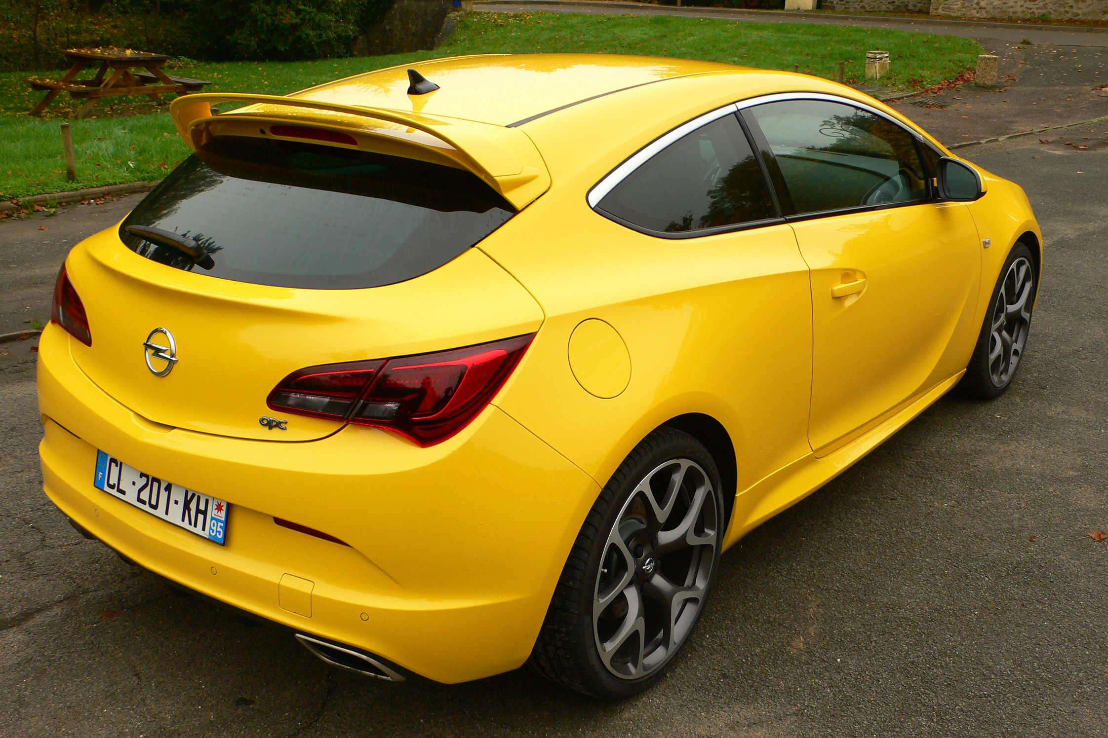 Опель джитиси. Opel Astra GTC 2013. Opel Astra j GTC 2013. Opel Astra j GTC 2012. Опель Astra j GTC.