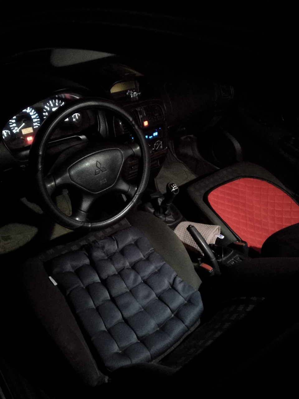 Салон Mitsubishi Carisma подсветка