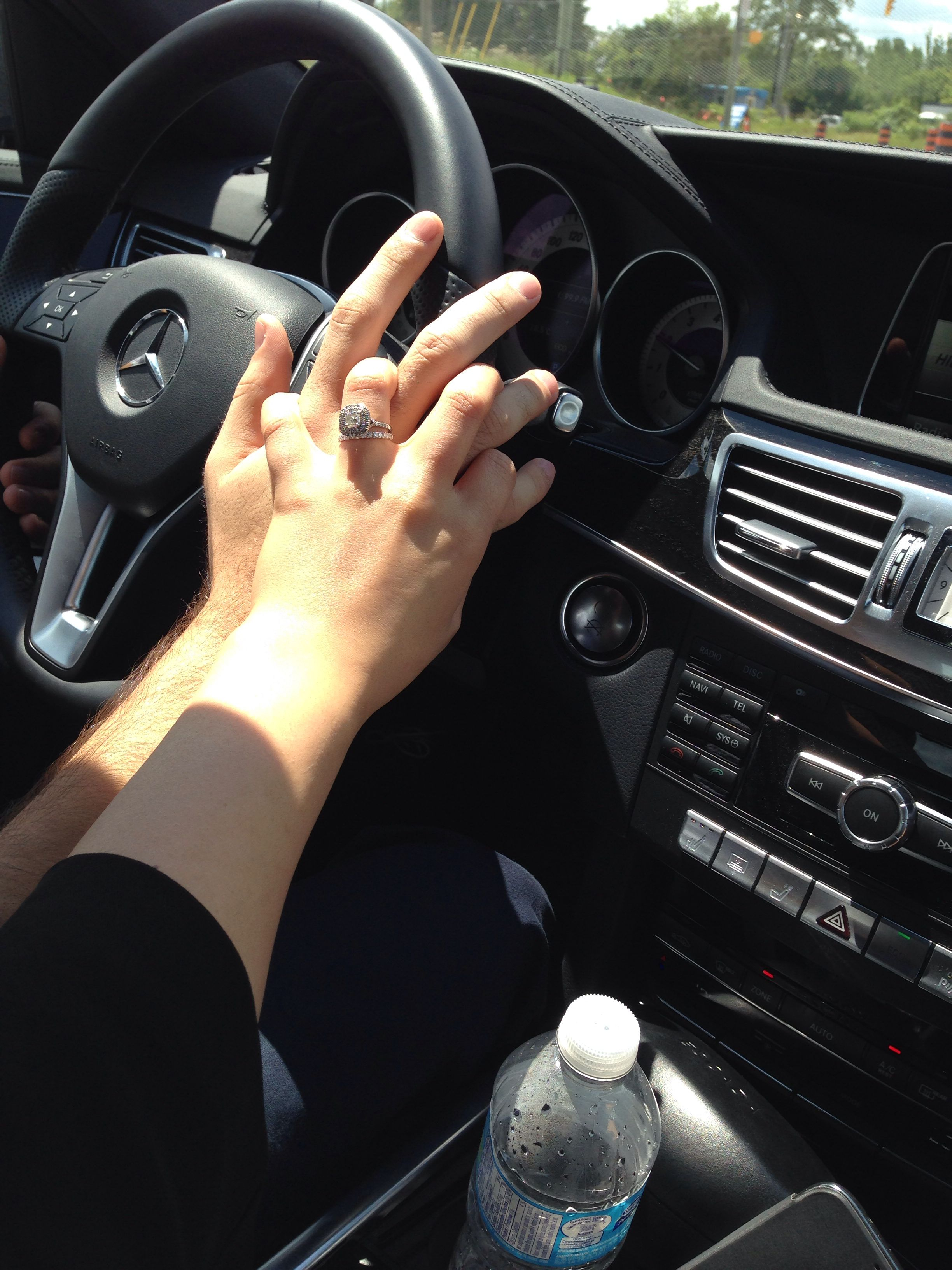 Рука в руке в машине