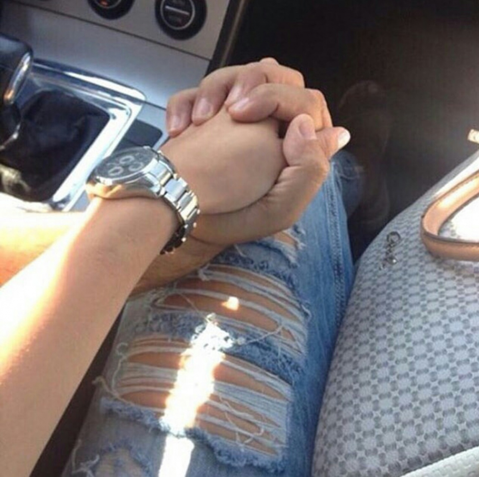 Фото рук в машине с девушкой