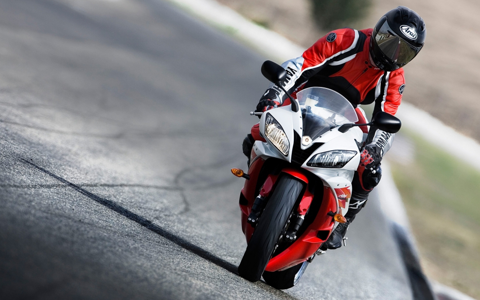 Yamaha спортбайк гонщик