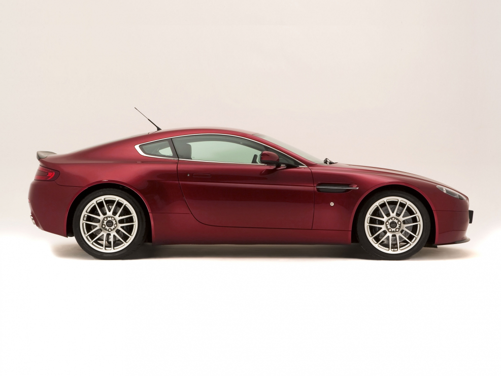 Астон Мартин Vantage вид сбоку