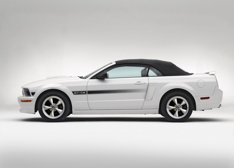 Ford Mustang боком