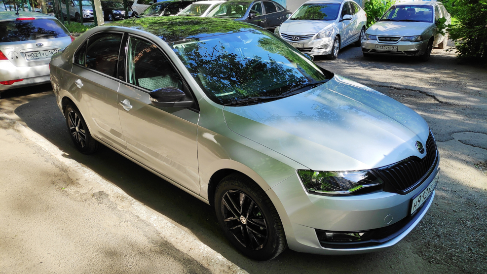 Серебристый Skoda Rapid Black Edition
