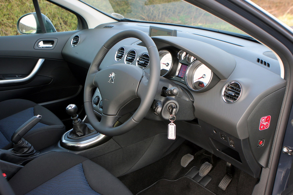 Peugeot 308 2010 салон