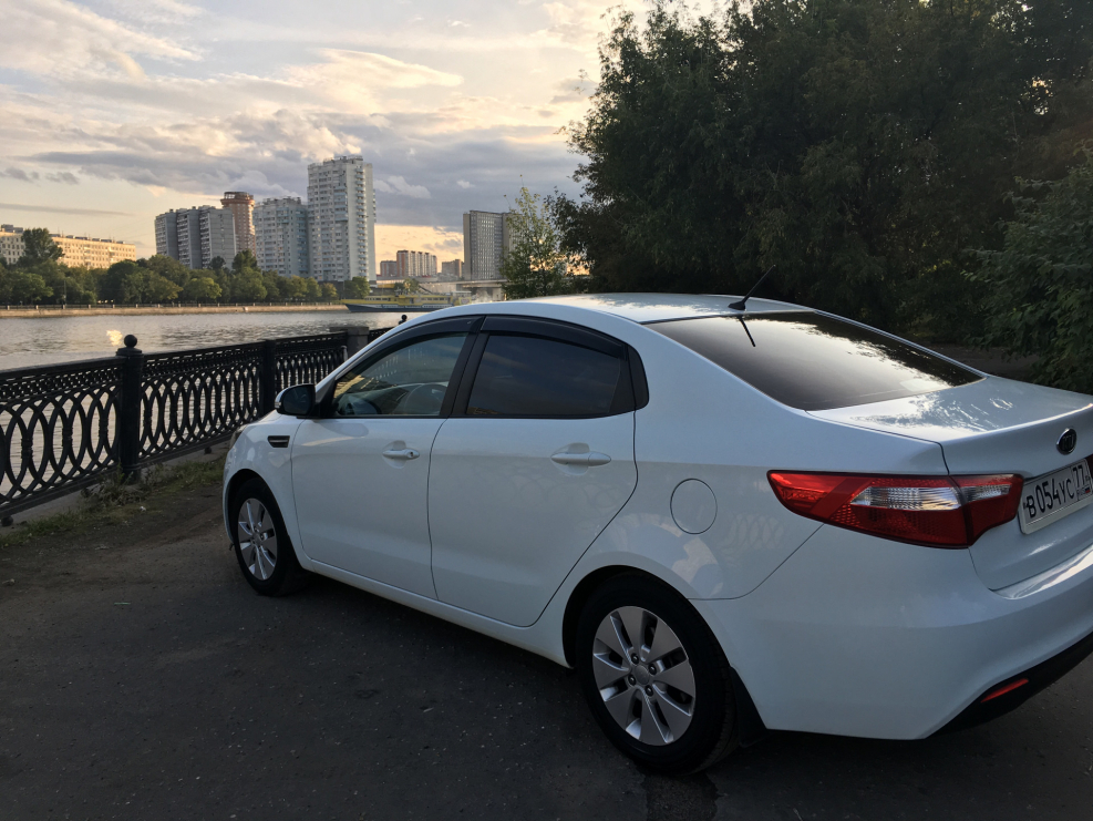 Kia Rio седан белый