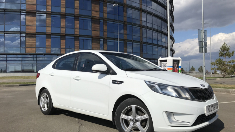 Kia Rio белая
