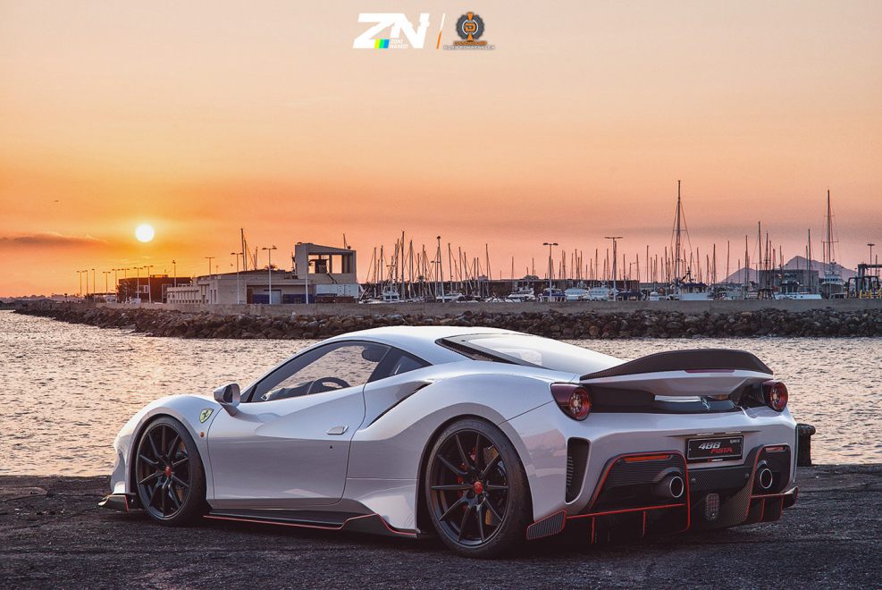 Ferrari 488 pista белая