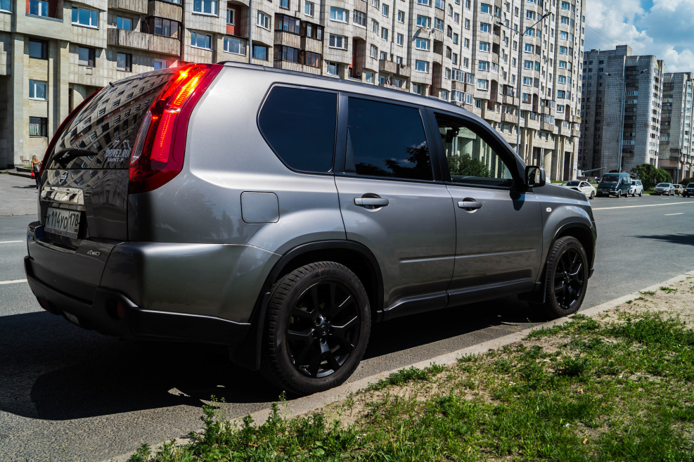 Серебристый x-Trail с черными дисками