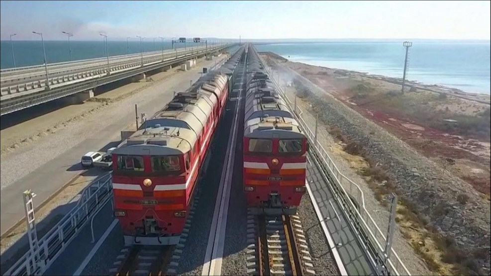 Поезд через мост