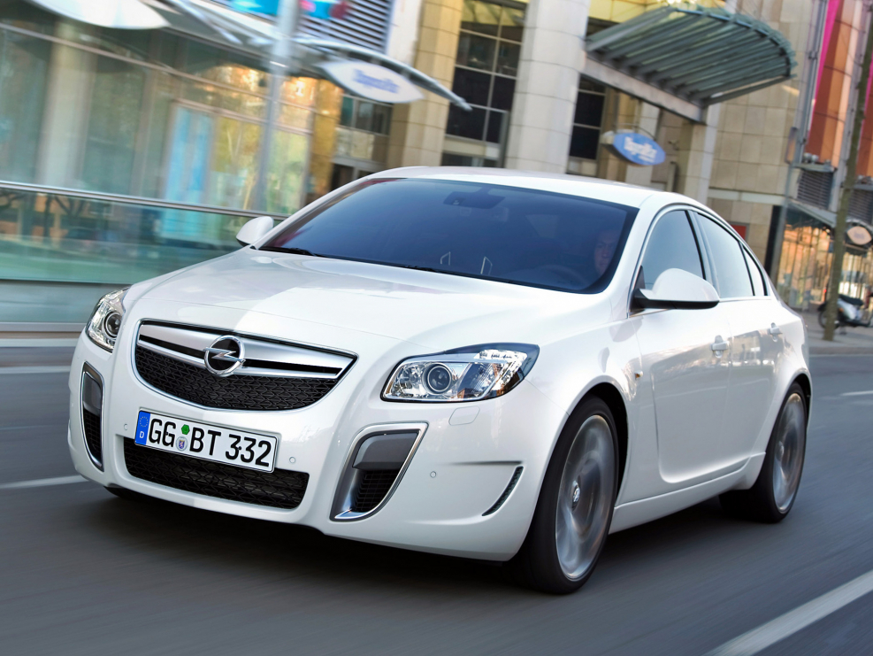 Opel Insignia черная