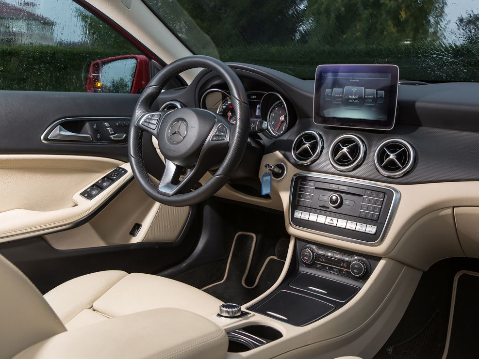 Mercedes GLA 2017 салон