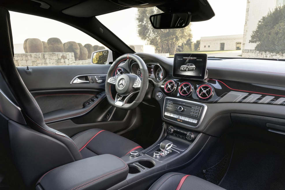 Mercedes Benz GLA 45 AMG салон
