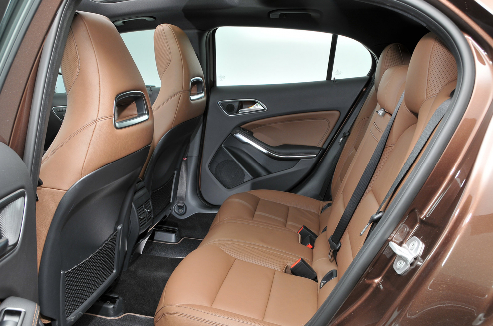 Мерседес GLA 200 бежевый салон