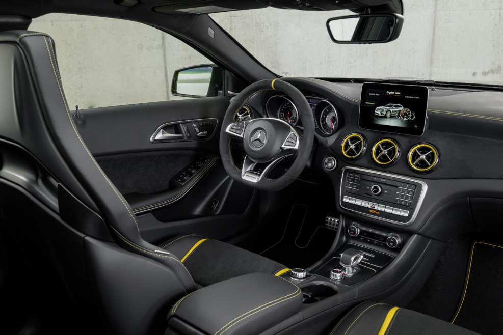 Mercedes Benz GLA 45 AMG салон