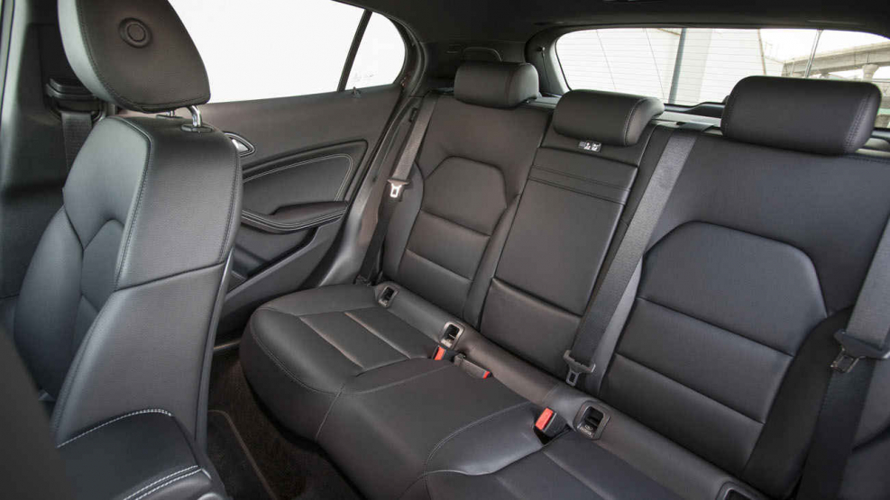 Mercedes-Benz GLA 200 салон сзади